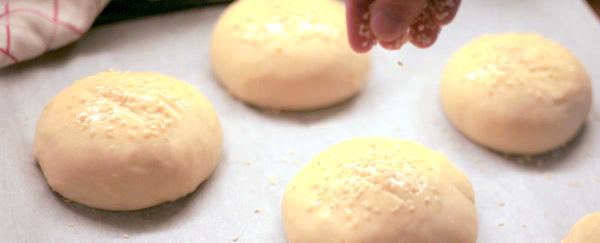 Briossissämpylät koristellaan seesiamin siemenillä.